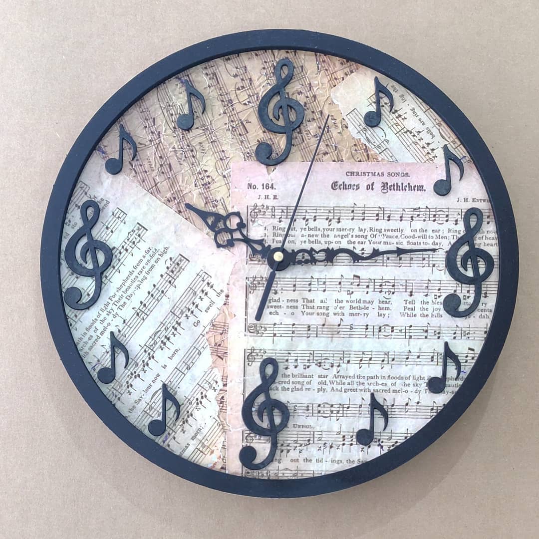 Musical note wall clock